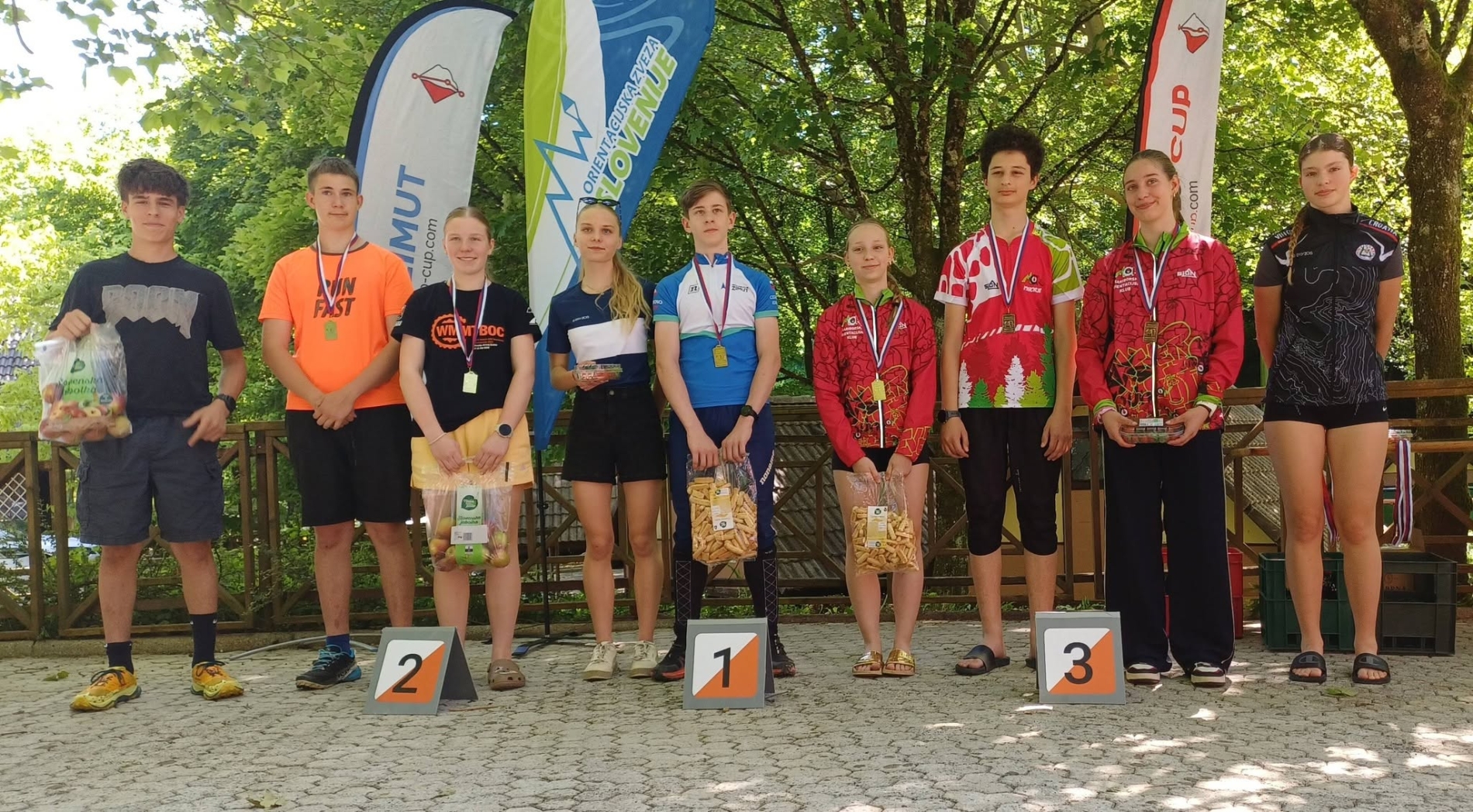 M i Ž16 kategorije na proglašenju. Karlo Trinajstić srebrni, Nera Ban brončana 
